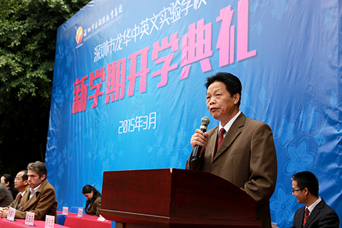 09、圖為開學(xué)典禮上戴桓標(biāo)校長提出新學(xué)期的新目標(biāo)