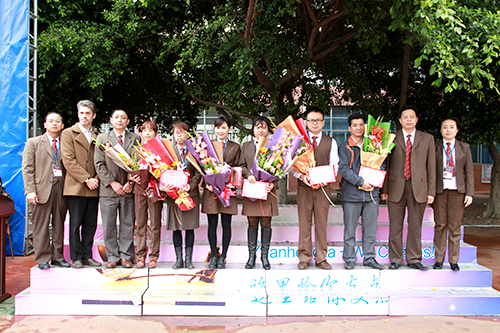 06、圖為開學(xué)典禮時(shí)學(xué)校頒獎(jiǎng)?lì)I(lǐng)導(dǎo)與優(yōu)秀教職工合影