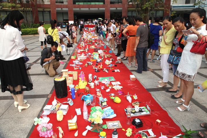 市民參觀學生的創(chuàng)意作品展示長廊