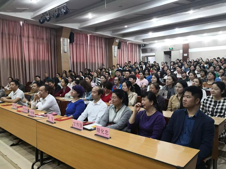 若為人父母是一場人生旅行，美麗風(fēng)景要靠你引領(lǐng)孩子發(fā)現(xiàn) ——致龍華中英文實(shí)驗(yàn)學(xué)校家長學(xué)校開學(xué)儀式