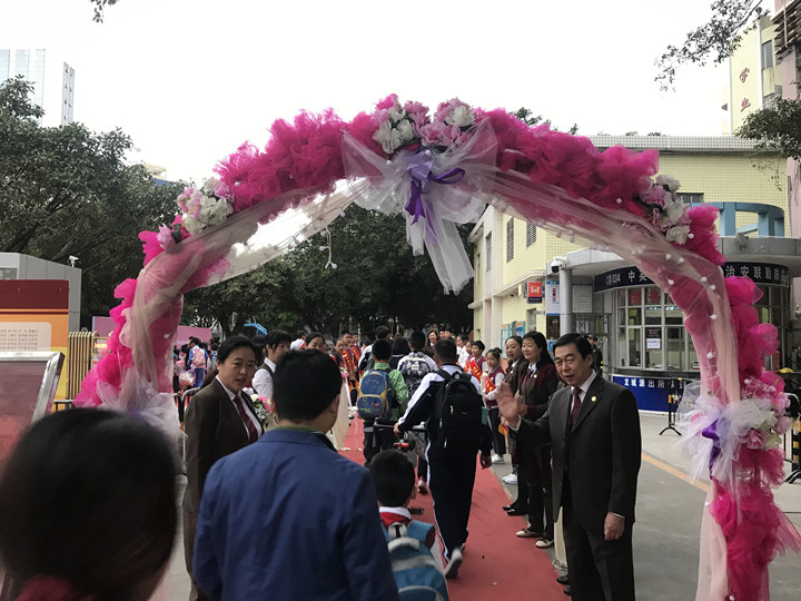 我去上學(xué)校，花兒對(duì)我笑——龍華中英文開學(xué)第一天秩序井然