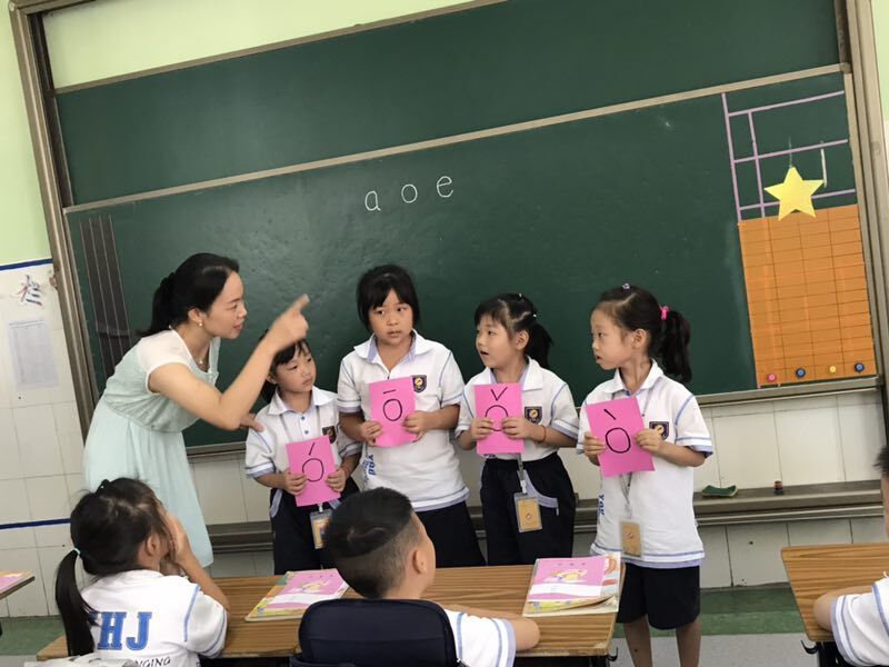 落實“兩個常規(guī)”，實施“青藍工程” ——小學(xué)低年級段語文學(xué)科教研重實訓(xùn)