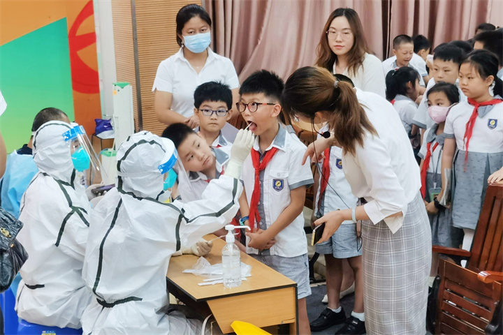 共同戰(zhàn)“疫”，龍華中英文在行動!——學(xué)校組織志愿者支援社區(qū)防疫一線